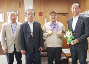 市内事業所の竹村電気工事株式会社に勤務する田村道英氏が市長を表敬訪問され、7月に開催される、クレー射撃ワールドカップへの出場決定を報告され、市長より激励の言葉を送りました。