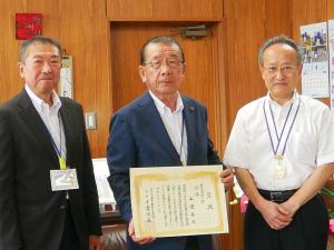 八街修武会所属の飯田伸二氏(二区在住)が、第47回全日本高齢者武道大会剣道団体男子で優勝され、市長に結果報告されました。