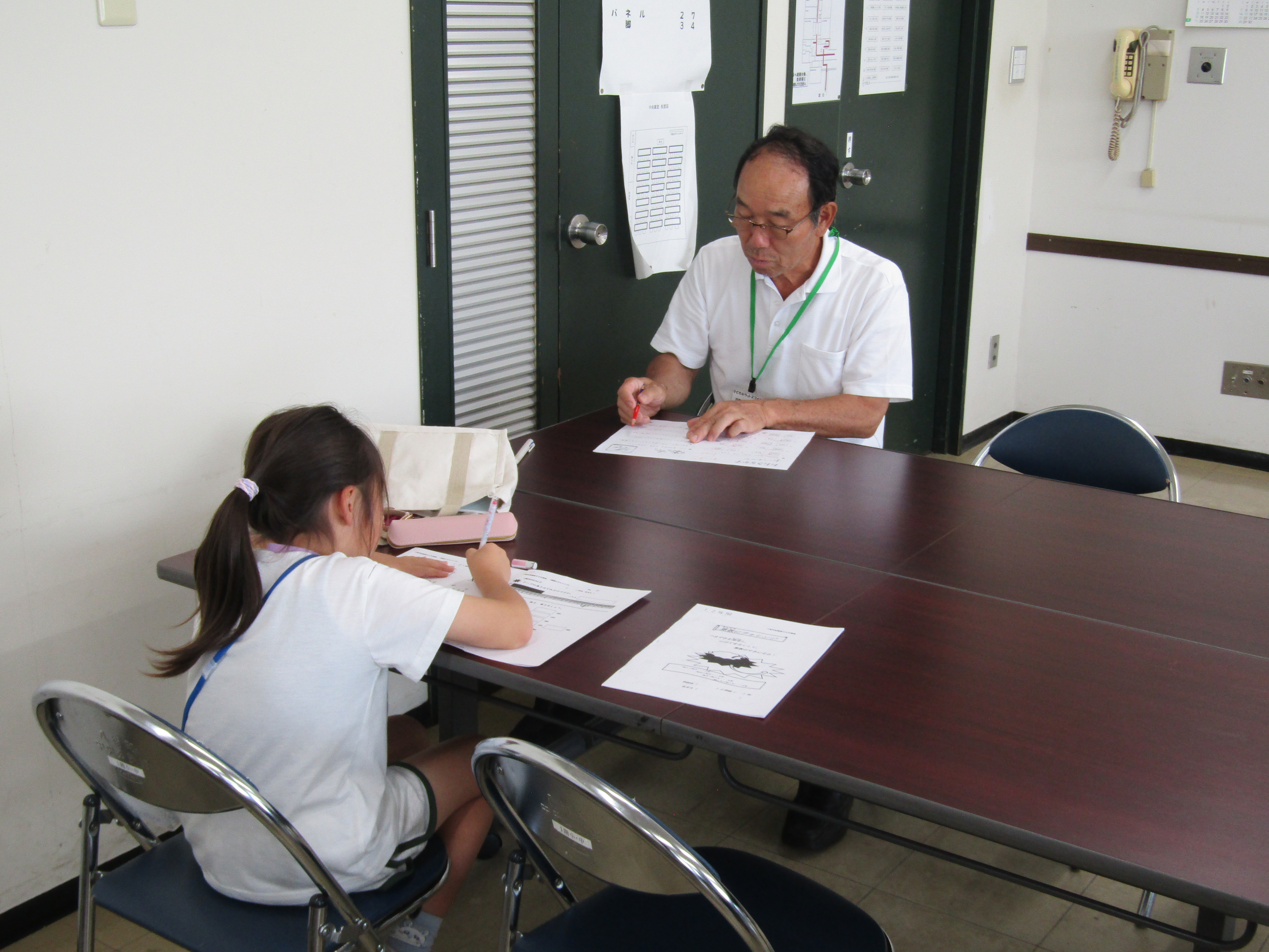 算数を教わる子ども
