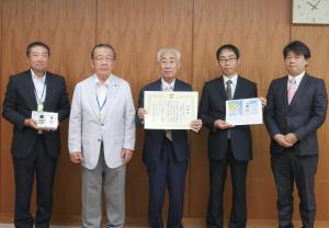 有限会社小川電気より、市内の教育機関及び保育機関に黒球式熱中症指数計50台を寄附いただき、ご厚意に感謝し、感謝状の贈呈を行いました。