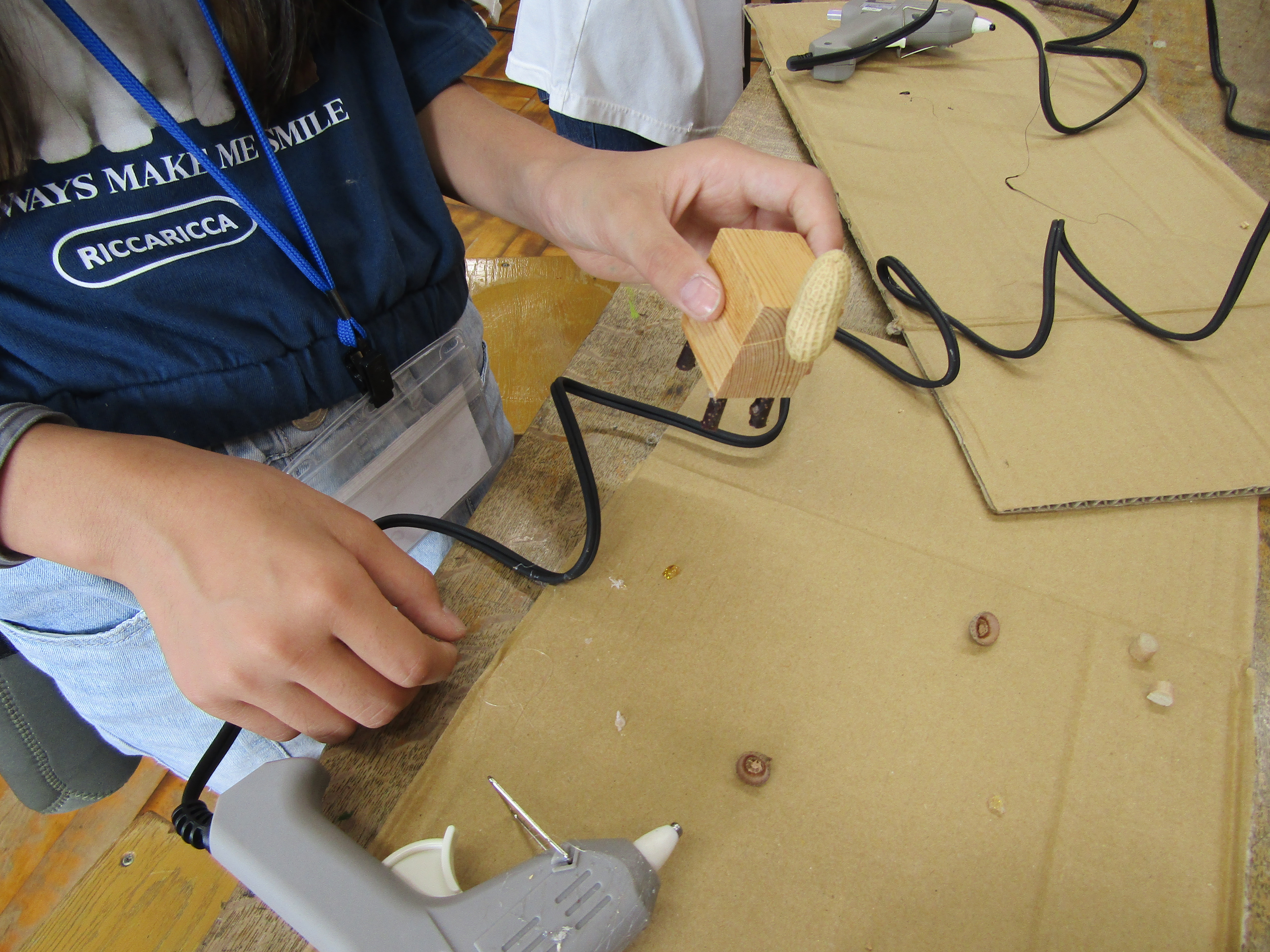 作品を作る子ども