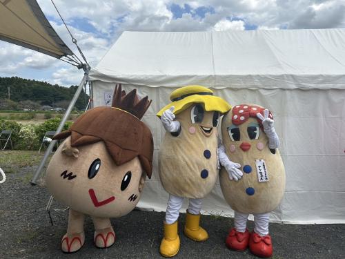 ステージ脇でのピーちゃんナッちゃん、ぼっちくん