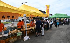 やちまた落花生まつり及びやちまた駅北口市が開催され、旬のおおまさり・千葉半立などの試食販売、生姜・新鮮野菜などが販売されました。また、特設ステージでは様々な催しが披露され、八街市に賑わいをもたらしました。