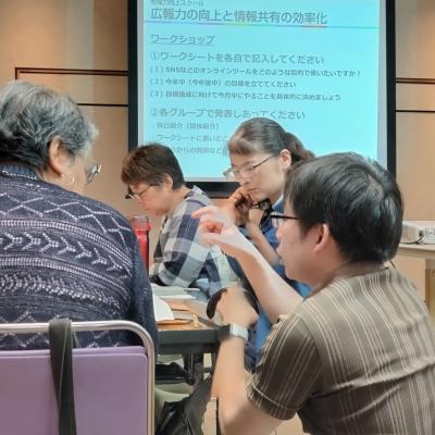 アドバイスする講師