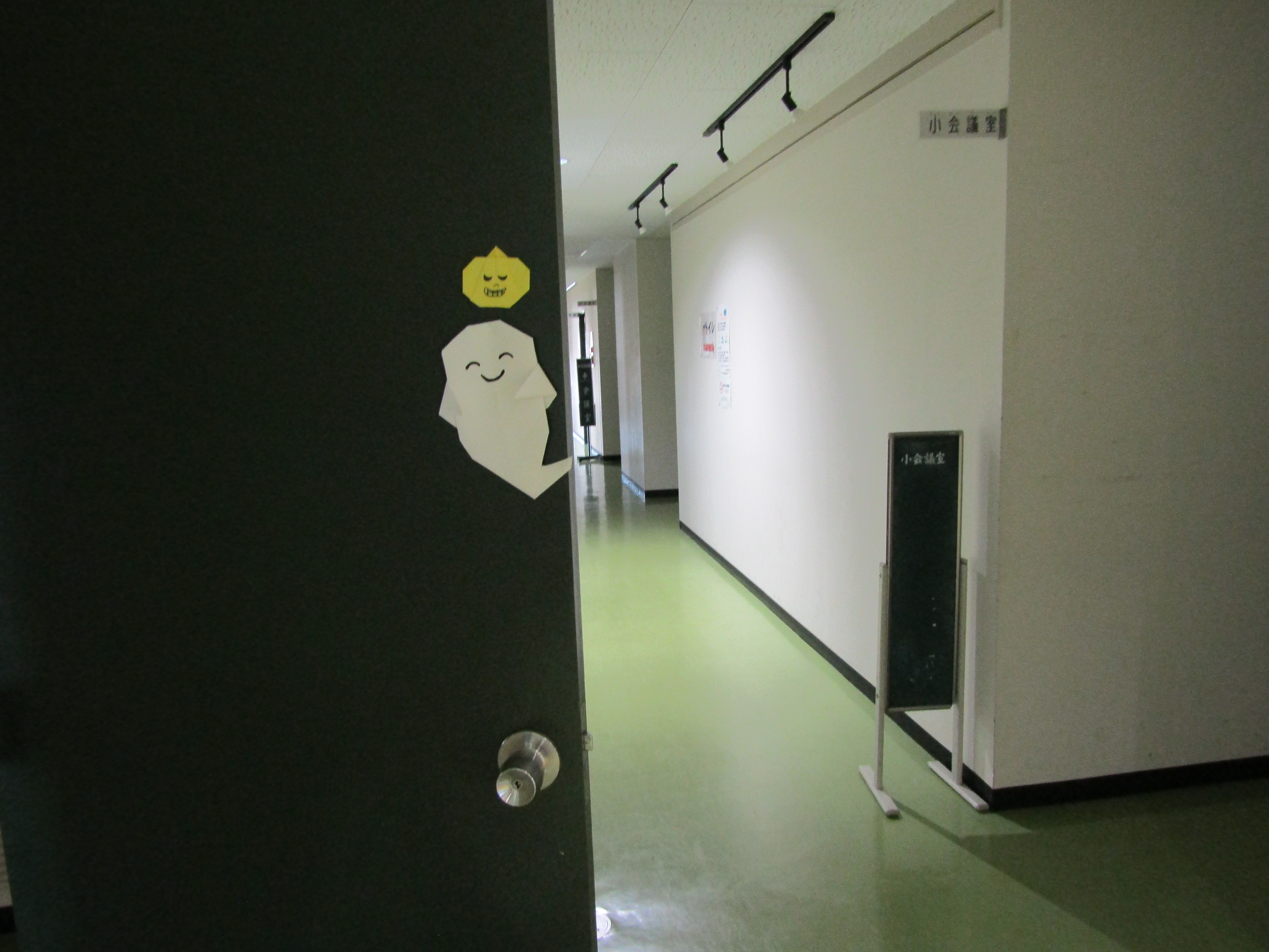 ドアにはり付いたおばけ