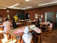 説明を聞く子どもたち