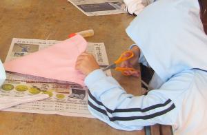 模造紙を切る様子