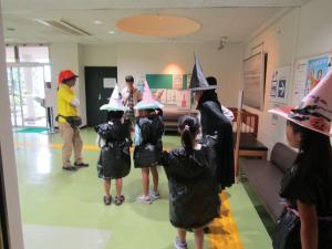 部屋を出発する参加者たち