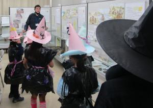 合言葉を受ける郷土資料館