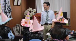 図書館で合言葉をかける子どもたち