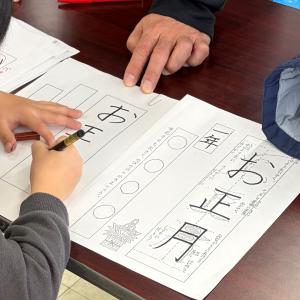 硬筆に取り組む参加者の写真