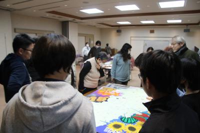 地図を眺める様子