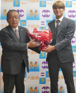 八街東小学校、八街中学校卒業の根本健太さんが、本年よりJリーグに所属する浦和レッドダイヤモンズに加入し、その活動を通じた成果報告のため市長を表敬訪問されました。 市長からは、「幼少期からの夢を追い、努力を続けてこられた姿は、地域の子どもたちや若い世代にとって大きな希望。市のダイヤモンドのような存在である根本選手を引き続き全力で応援します。」と激励の言葉が贈られました。 根本選手からは、「活躍して八街市に恩返しをしたい。また、将来は、海外や日本代表としてプレーできるよう努力し、なにより、ひとりのサッカー選手として小さい子どもたちに夢を与えられるような選手になりたい。」と八街市への貢献と後進の育成を見据えた力強い決意を語られました。  (令和7年12月22日)