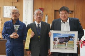 令和7年10月25日(土曜日)26日(日曜日)に北海道で開催された「第16回全日本ホルスタイン共進会北海道大会」において、本市在住の浅野裕一さんが育成する乳牛が優等賞第3席に選ばれ、大会結果報告のため、市長を表敬訪問されました。 (令和7年12月1日)