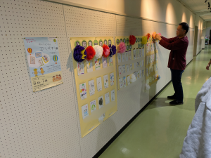 エハガキ展示作業の様子