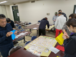 エハガキ展示作業の様子