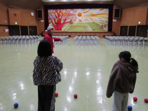 ボッチャの説明を受けるこども達