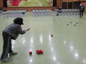 ボッチャを楽しむこども