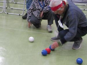 ボッチャの点数を確認するこども