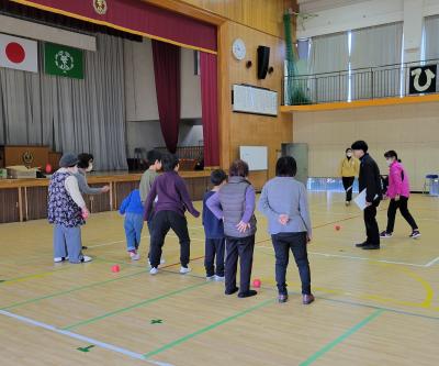 競技をしている児童と高齢者