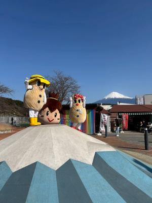 富士山の見える場所でピーちゃんナッちゃんとぼっちくん