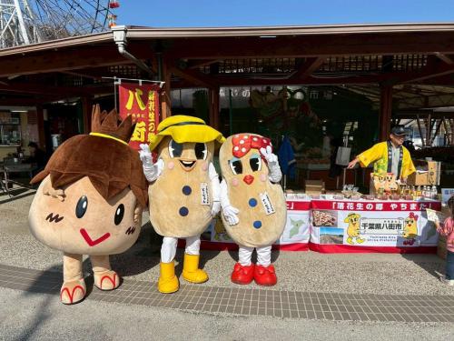 お店の前のピーちゃんナッちゃんとぼっちくん