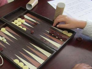 バックギャモンを遊ぶ子ども