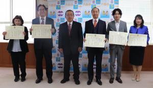 本市に対し、寄附などのご貢献をいただいた方、法人、事業者の方々に感謝の意を表するため八街市長より感謝状を贈呈しました。 皆さまからの寄附、寄贈品につきましては、大切に活用させていただきます。