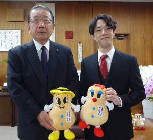 八街市出身の黒川京介さんがオートレース技能賞を受賞された結果報告のため、市長を表敬訪問されました。 黒川選手からは、「故郷である八街市およびオートレース業界に少しでも多く貢献できるよう努めてまいります。」と語られました。