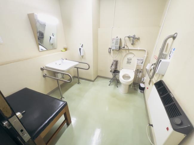 身体障がい者用トイレおむつ交換台あり