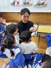 はなしを聞く児童
