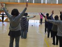 体操をしている児童と高齢者