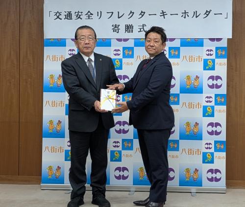 寄贈式（全日本ロータス同友会千葉県支部　都築支部長）