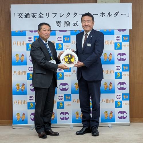 寄贈式（あいおいニッセイ同和損害保険株式会社　北村千葉本部長）